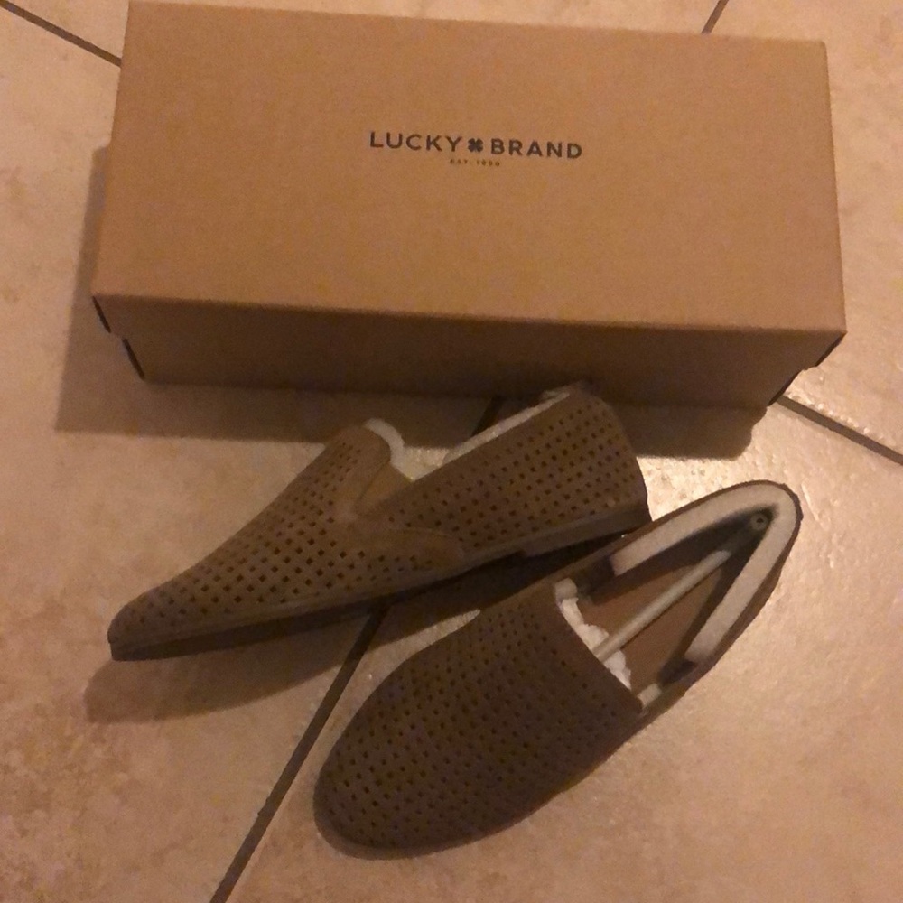 Selling because don't fit my foot